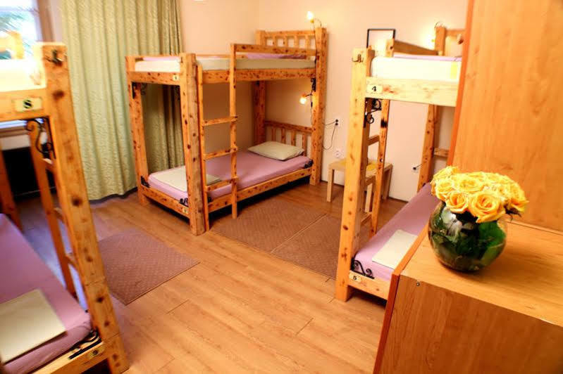 Reveller'S Hostel Dordegol 外观 照片